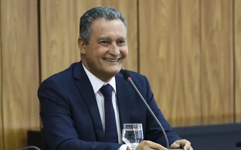 Outros créditos extraordinários serão liberados para auxiliar combate aos incêndios, diz Costa