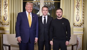 Donald Trump (à esquerda), Emmanuel Macron (ao centro) e Volodymyr Zelensky (à direita)