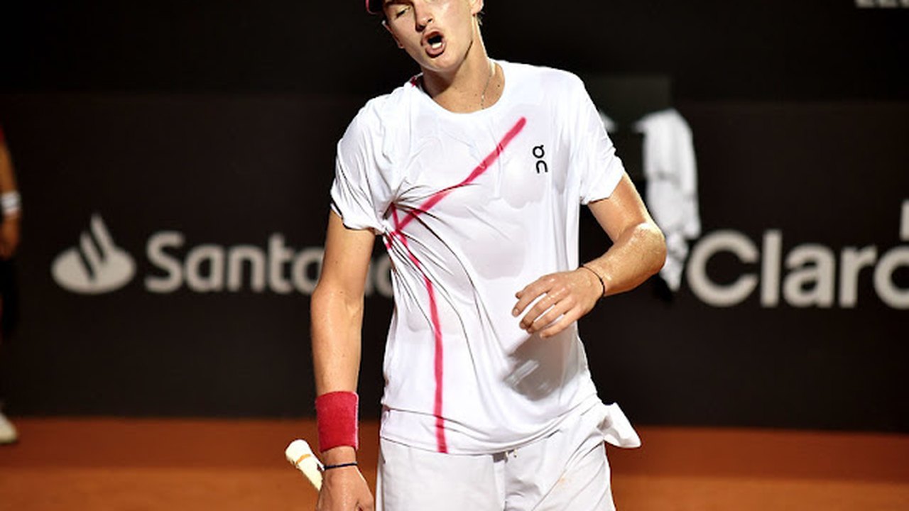 João Fonseca vai à semifinal na Basileia após desistência de Shapovalov e entrará no top-40 pela primeira vez na carreira