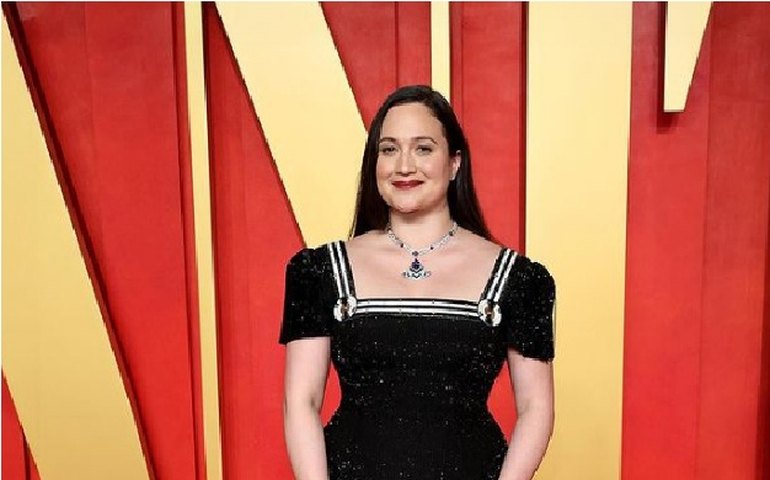 Entenda o motivo de Lily Gladstone ter usado óculos inusitados no Oscar