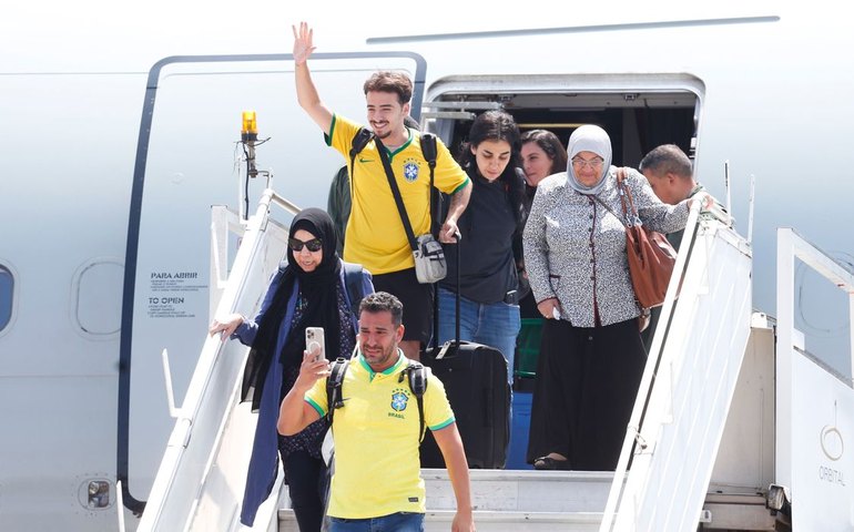 Primeiro grupo de brasileiros resgatados do Líbano chega a São Paulo