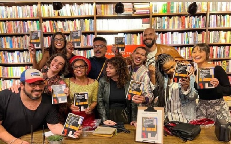 Elenco de 'Vai na Fé' 'invade' lançamento de livro de Rosane Svartman e emociona a autora