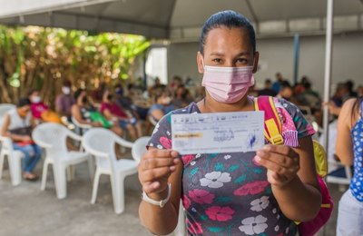 Primeiros beneficiados do Conta em Dia recebem um dos auxílios água, luz ou gás