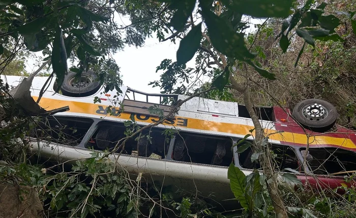 Ônibus da prefeitura tombou em trecho da Serra da Barriga após problemas mecânicos