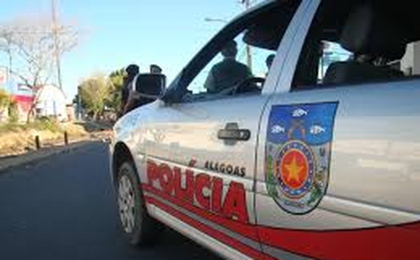 Polícia prende jovens acusados de roubar carro de policial