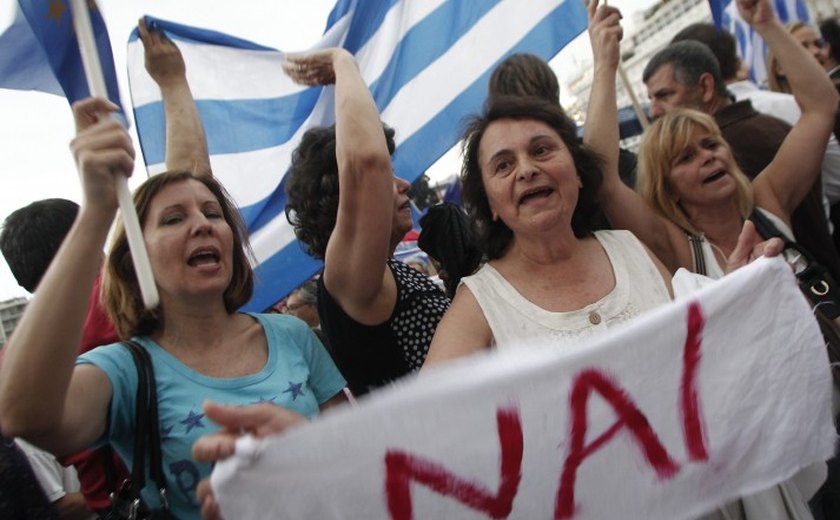 Milhares se reúnem em Atenas pela permanência da Grécia na zona do euro