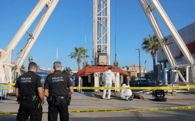 Acidente em atração 'tirachinas' fere dois adultos e duas crianças em Sevilha