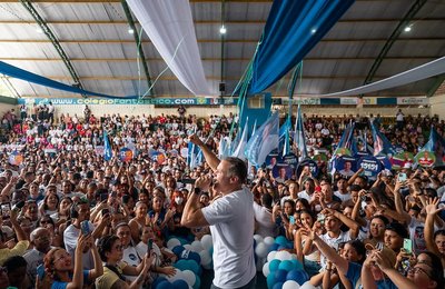 Renan Filho anuncia construção de 80 Clínicas da Família em agenda no Benedito Bentes