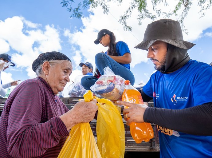 Prefeitura de Traipu entrega peixes e alimentos da Semana Santa para famílias do município