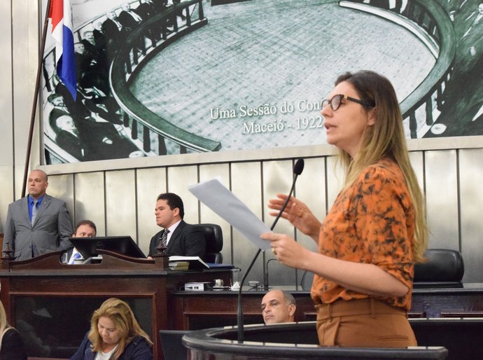 Bancada Feminina solicita criação da Comissão de Direitos da Mulher