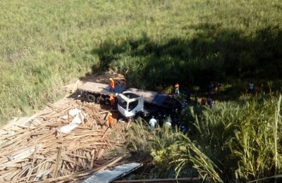 Caminhão cai na ribanceira da melancia e motorista leva susto em União dos Palmares