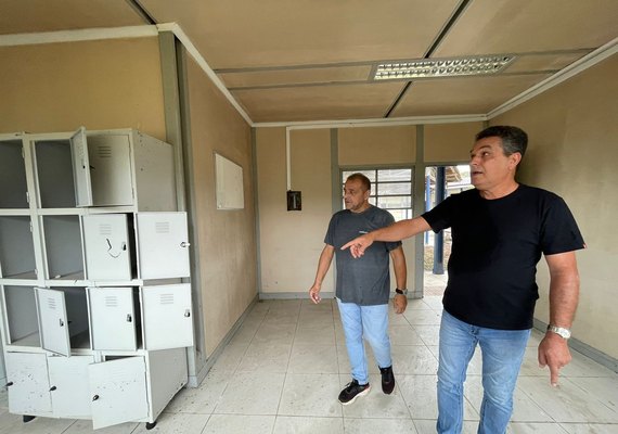 Prefeito de Branquinha anuncia reforma de escola atingida por incêndio em 2019