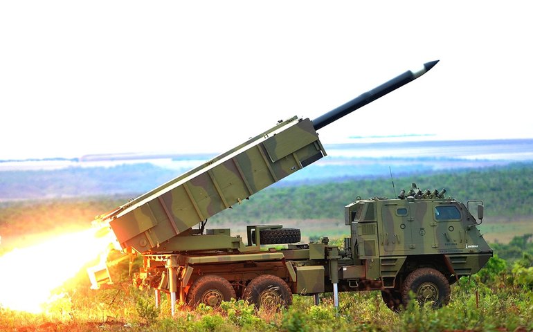 Empresa australiana negocia compra da brasileira Avibras, do setor bélico