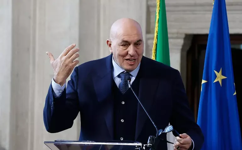 Ministro bloqueado em Dubai recorre a avião militar para voltar à Itália