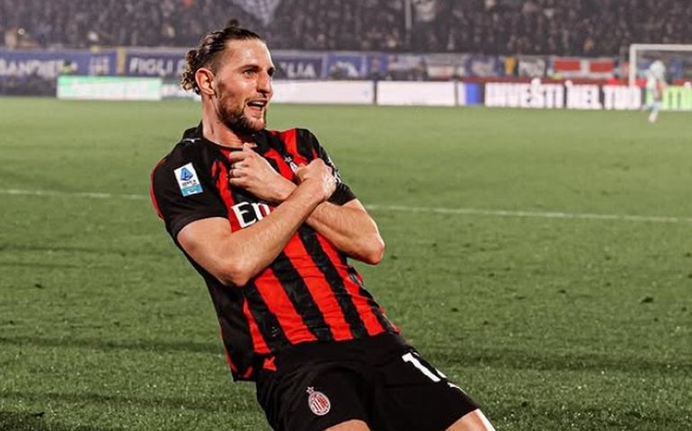 Rabiot marca dois, Milan vira sobre o Como e segue na perseguição à Inter