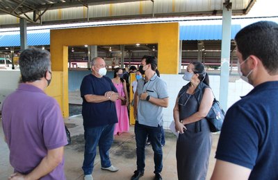 Prefeito de Coruripe visita mercado e discute a criação de uma Central de Abastecimento 