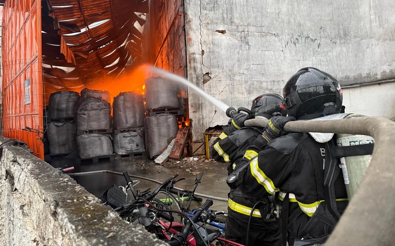 Bombeiros atuam por mais de 12 horas no combate a incêndio de grandes proporções em Maceió