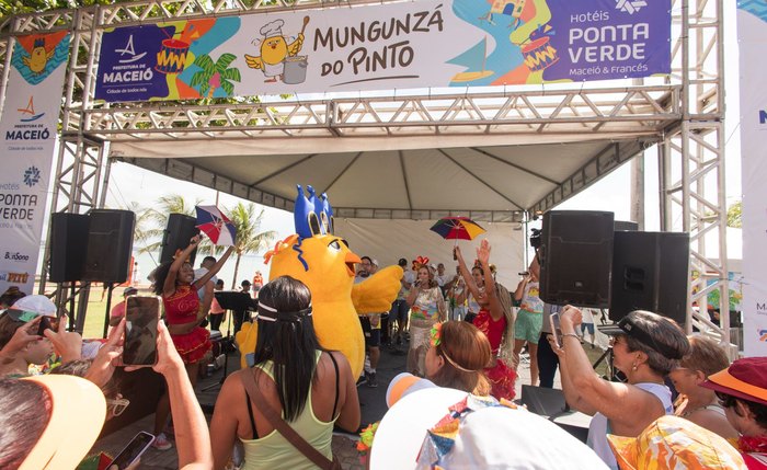 Mungunzá do Pinto leva foliões à Ponta Verde para provar folia e iguaria nordestina