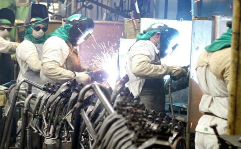 Produção industrial no Brasil cai 1,1% em outubro, diz IBGE