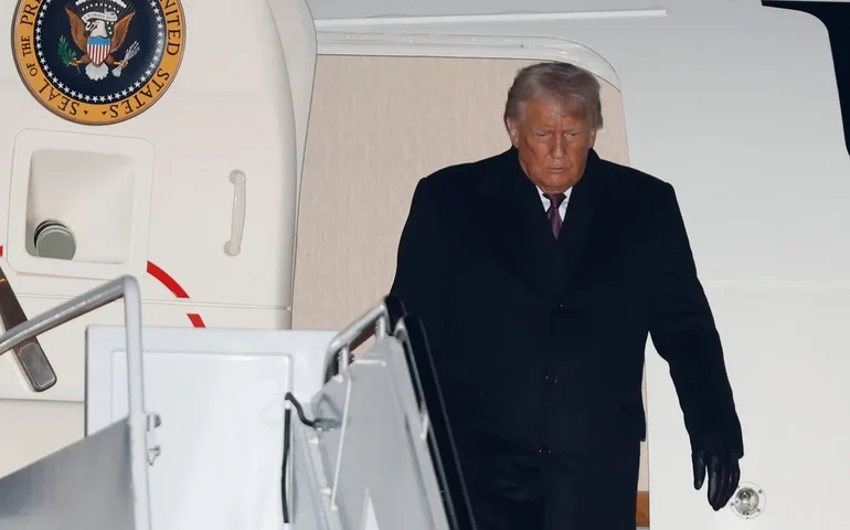 Trump ameaça o Canadá com uma tarifa de 100% sobre seu acordo comercial com a China e aumenta a rivalidade com Carney