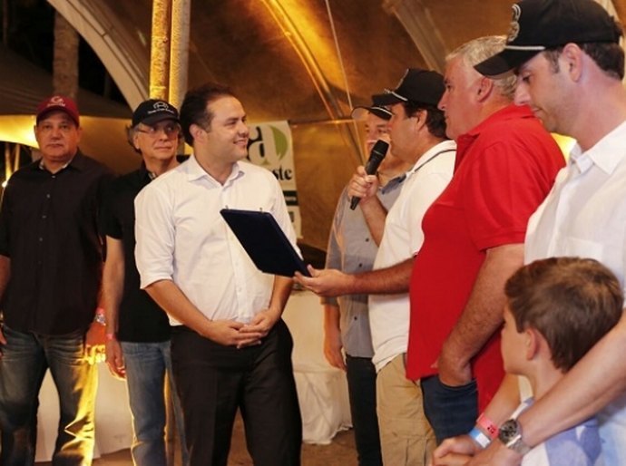 Governador recebe homenagem de setor agropecuário por apoiar vaquejada