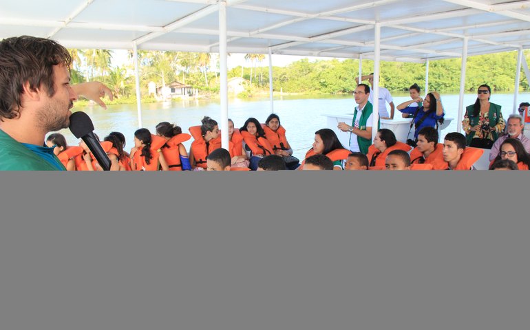 Barco-escola do IMA recebe alunos de Palmeira do Índios