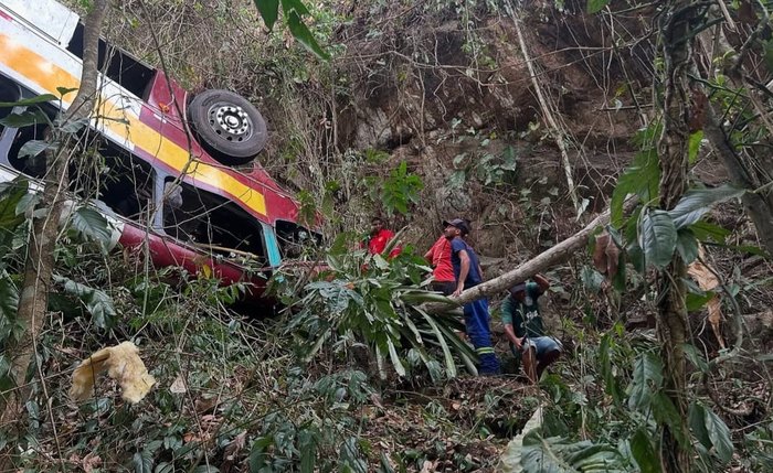 ônibus tombou e capotou na ribanceira ao longo da Serra da Barriga