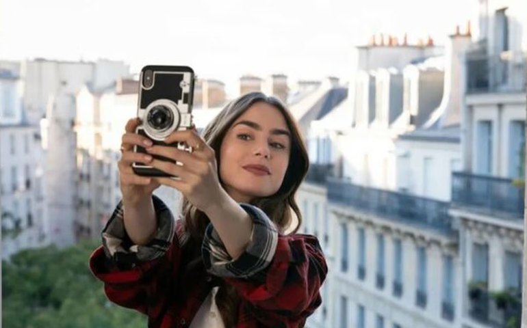 Filmagens de temporada de 'Emily em Paris' são adiadas por greve de roteiristas, diz revista