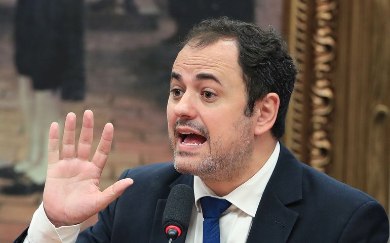 Glauber Braga é retirado à força após ocupar mesa da Câmara