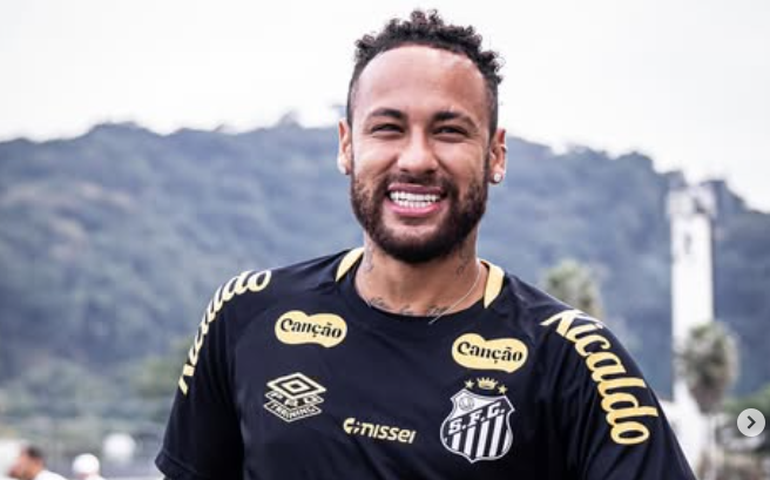 Neymar treina com o Santos e chama atenção com novo visual às vésperas de amistoso no ES