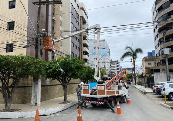 Vias entre a Orla de Maceió e a Rua Professor Sandoval Arroxelas recebem iluminação em LED