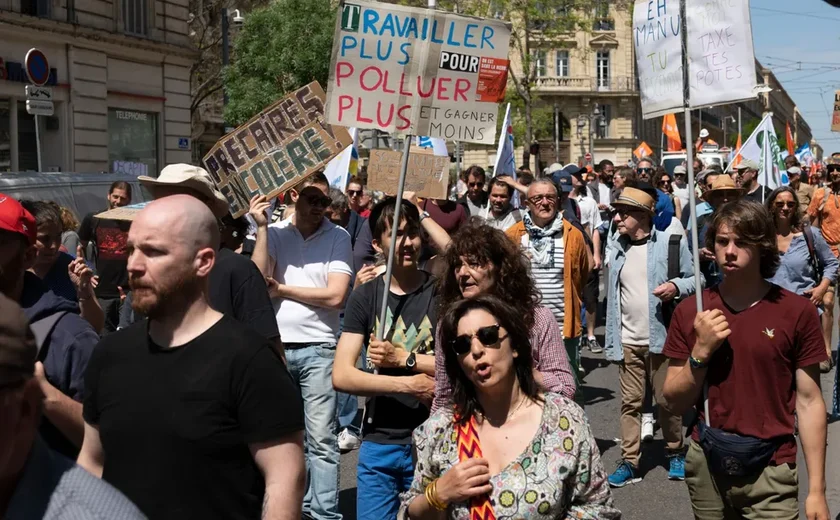 Franceses voltam às ruas contra reforma de Macron em 1º de maio marcado por protestos no mundo