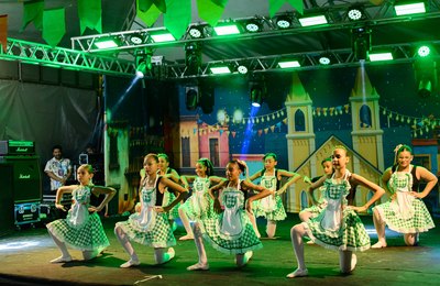 Espetáculo Junino de Ballet encanta público na Praça Castro Azevedo