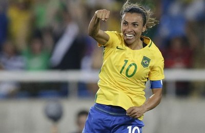 No embalo de Marta, Brasil goleia Suécia e garante vaga