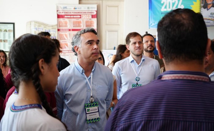 O deputado federal Rafael Brito em visita a escolas modelo em Recife