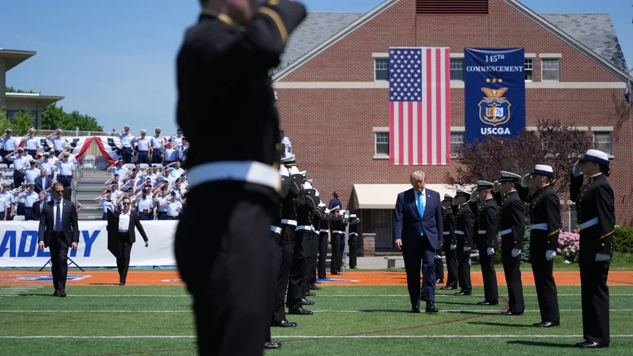 Trump diz a formandos da Guarda Costeira que eles serão 'testados' em suas carreiras militares