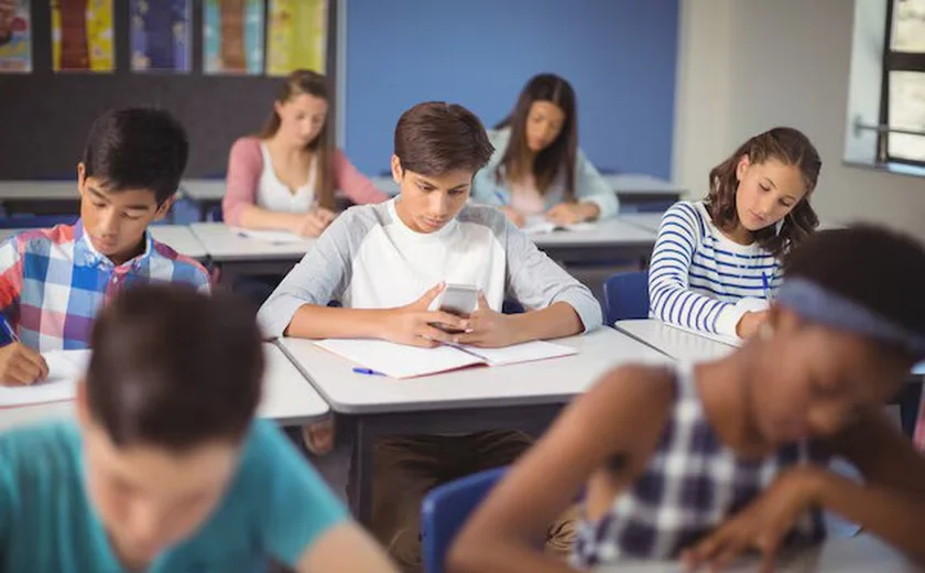 MEC Planeja Banir Celulares nas Escolas para Reduzir Impactos Negativos nas Crianças