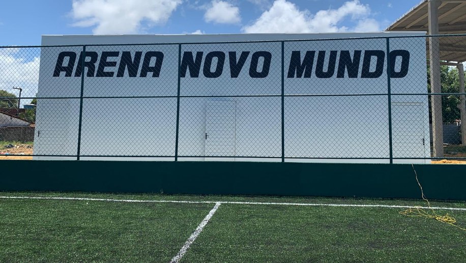 Do campo de barro à grama sintética: moradores do Novo Mundo ganham areninha
