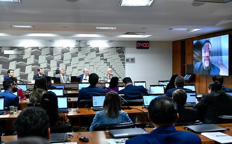 Reforma tributária ameaça saúde e educação, aponta debate na CAE