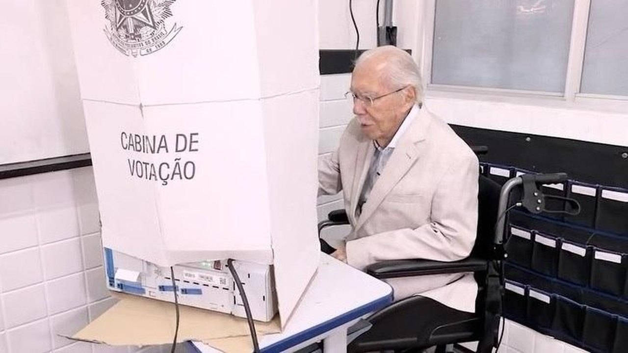 Aos 96 anos, ex-presidente José Sarney publica vídeo indo votar no 2º turno