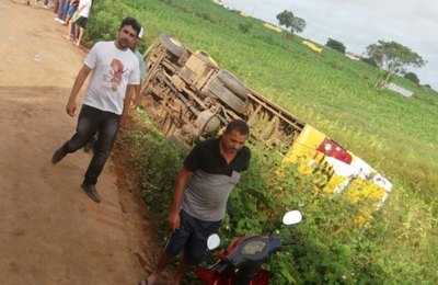 Ônibus lotado com estudantes vira e deixa feridos em Craíbas
