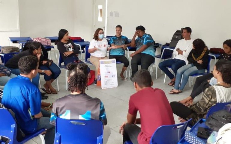 Saúde realiza roda de conversa sobre Infecções Sexualmente Transmissíveis com alunos de escola municipal