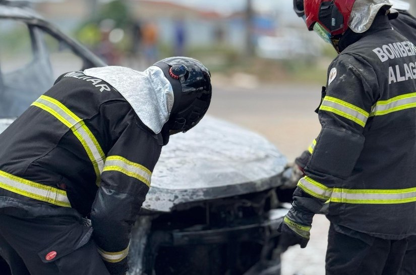 Bombeiros controlam incêndio em veículo em Penedo