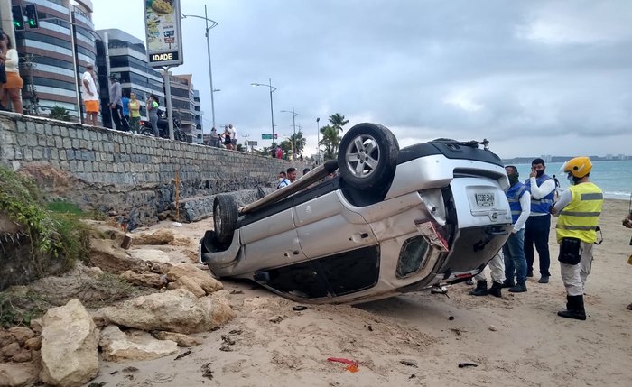 Carro foi parar na faixa de areia