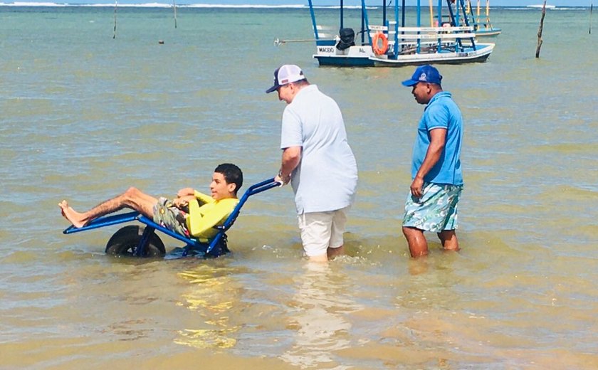 Cadeiras anfíbias oferecem banho de mar assistido em Porto de Pedras