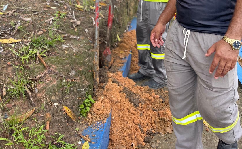 Prefeitura amplia rede de LED na Grota da Alegria com 15 novos postes em escadaria da comunidade