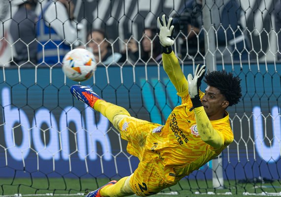 Corinthians paga valor da multa ao Flamengo por utilizar Hugo Souza na Copa do Brasil