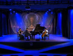 Sala de Concerto com o Trio da Casa.png 