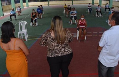 CRAS de Anadia realiza aula inaugural de exercícios físicos com grupo de idosos 