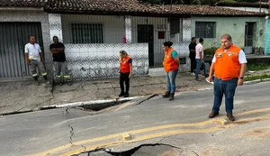 Rua na Chã da Jaqueira cede após chuva e é interditada pela prefeitura